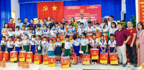 Học viện Chính trị Quốc gia Hồ Chí Minh trao 50 suất quà cho học sinh
