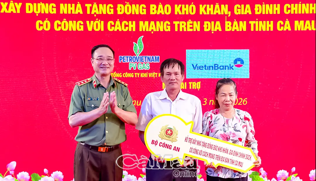 Bộ Công an bàn giao nhà mẫu và trao kinh phí xây dựng 500 căn nhà tại Cà Mau