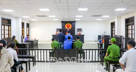 Trộm bia, 2 đối tượng lãnh án tù