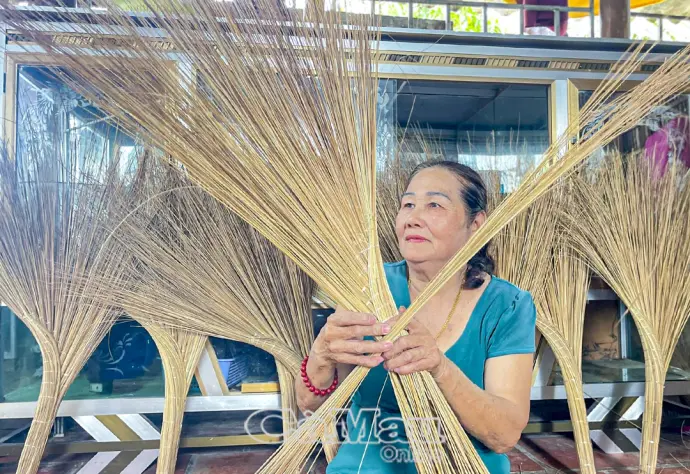 Chổi cọng dừa - sinh kế bền bỉ từ hồn quê