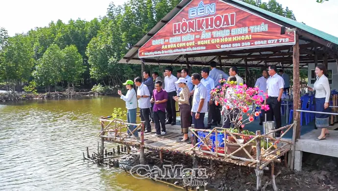 Đoàn công tác Lào khảo sát mô hình nuôi tôm sinh thái tại Xã Phan Ngọc Hiển