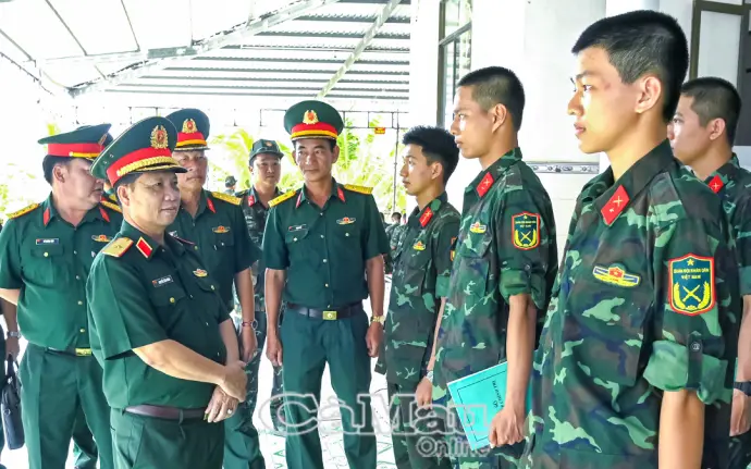 Thiếu tướng Nguyễn Văn Hùng kiểm tra công tác huấn luyện chiến sĩ mới