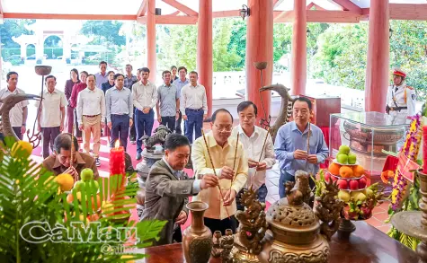 Đoàn công tác tỉnh Bo-ly-kham-xay (Lào) dâng hương tưởng niệm Chủ tịch Hồ Chí Minh