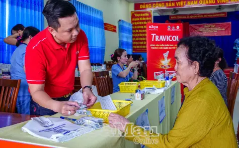 Khám bệnh, tặng quà cho 120 người dân khó khăn tại Xã Quách Phẩm