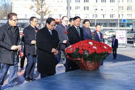 Thủ tướng dâng hoa tại Tượng đài Chủ tịch Hồ Chí Minh và Đài tưởng niệm Liệt sĩ Vô danh ở Moscow (Nga)