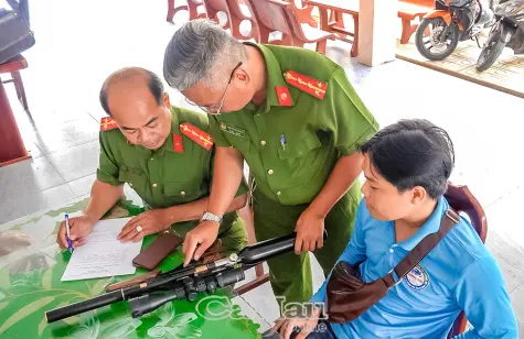 Khánh Lâm: Người dân chủ động giao nộp súng nén hơi tự chế