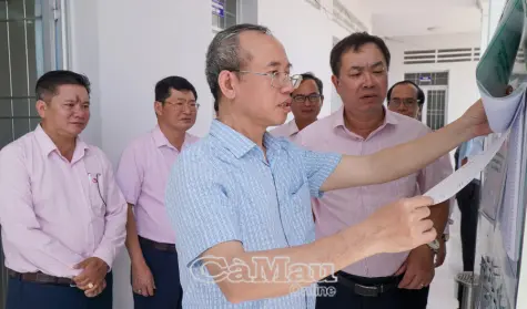 Ban Kiểm soát Ngân hàng Chính sách xã hội làm việc tại xã Đất Mũi