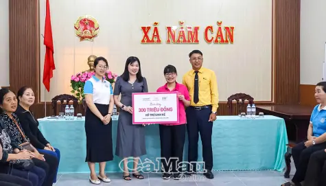 Trao 300 triệu đồng vốn vay hỗ trợ sinh kế cho phụ nữ khó khăn