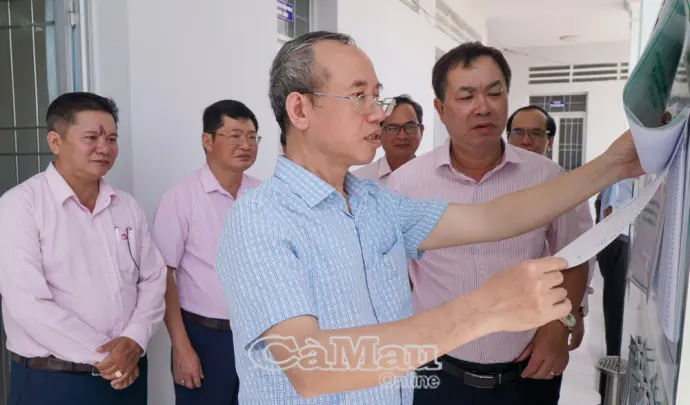 Ban Kiểm soát Ngân hàng Chính sách xã hội làm việc tại xã Đất Mũi