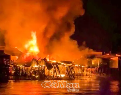 Cháy lớn tại dãy nhà dân ven sông xã Tân Tiến vào đêm khuya