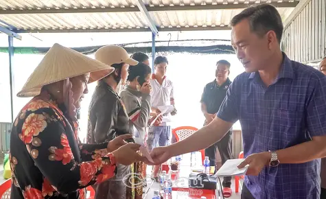 Lãnh đạo tỉnh kịp thời thăm hỏi, hỗ trợ 9 hộ dân có nhà bị cháy ở Tân Tiến