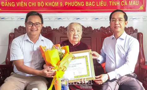 Trao Huy hiệu 70 năm tuổi Đảng cho đảng viên lão thành Dương Thị Phủ