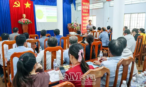 Nông dân Năm Căn được chuyển giao kỹ thuật mới trong nuôi tôm quảng canh cải tiến