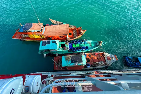 Vùng 5 Hải quân cấp nước ngọt cho người dân đảo Hòn Chuối