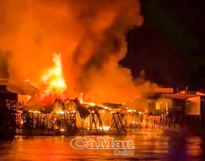 Cháy lớn tại dãy nhà dân ven sông xã Tân Tiến vào đêm khuya