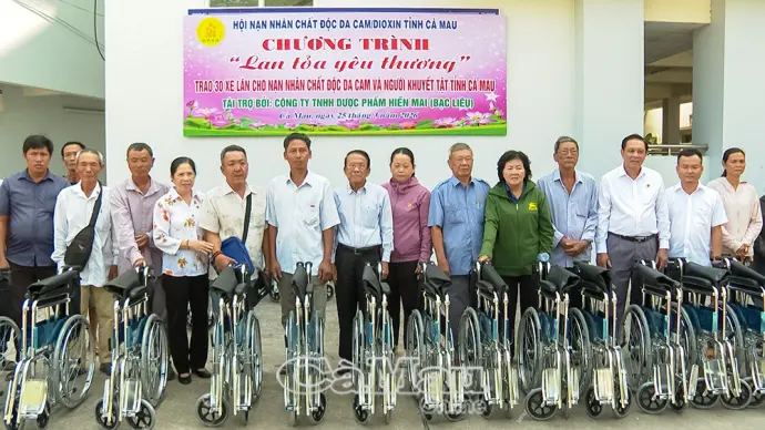 Trao tặng 30 xe lăn cho nạn nhân da cam và người khuyết tật