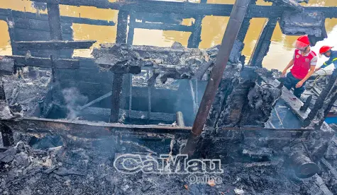 Tàu cá bị hoả hoạn thiêu rụi