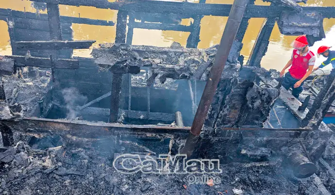 Tàu cá bị hoả hoạn thiêu rụi