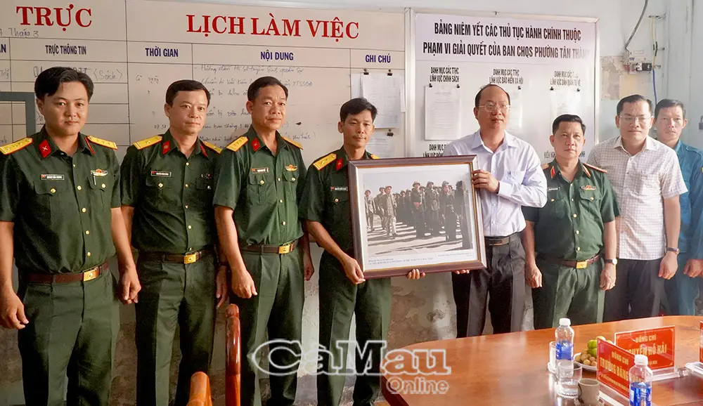 Bí thư Tỉnh uỷ Nguyễn Hồ Hải thăm lực lượng dân quân và ngành thể thao Cà Mau