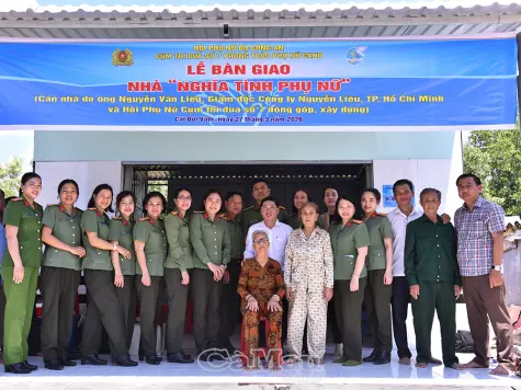 Phụ nữ Công an trao tặng nhà “Nghĩa tình phụ nữ”