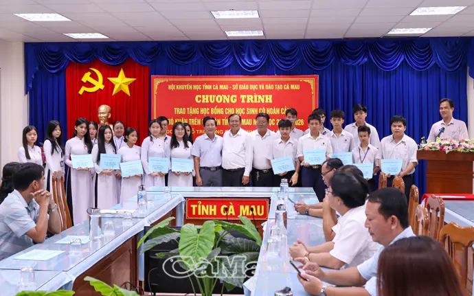 Trao 135 suất học bổng tiếp sức học sinh khó khăn