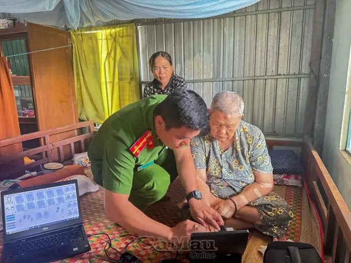 Đi từng ngõ, gõ từng nhà, không ngày nghỉ để cấp căn cước cho người dân