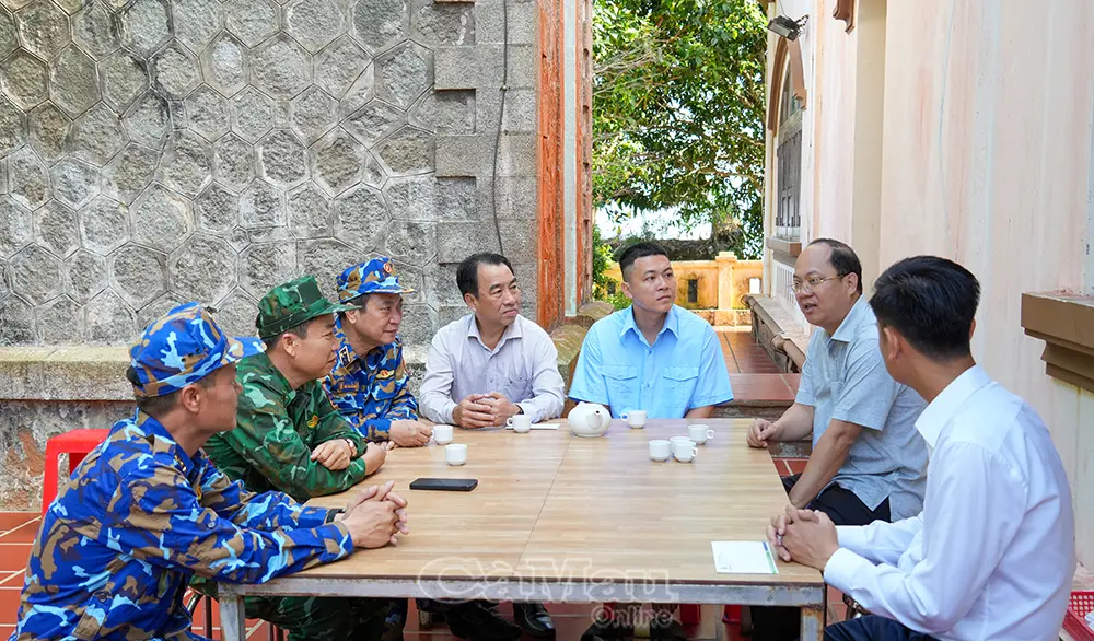 Lãnh đạo tỉnh Cà Mau thăm, động viên các lực lượng làm nhiệm vụ trên đảo Hòn Khoai