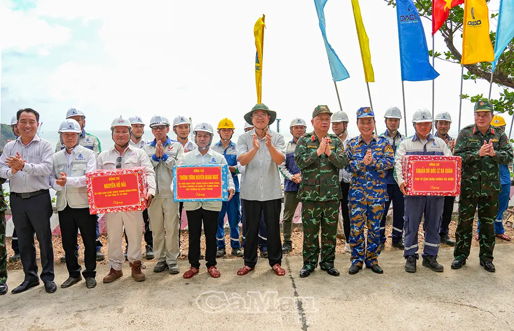 Bộ Quốc phòng kiểm tra tiến độ xây dựng công trình tại đảo Hòn Khoai