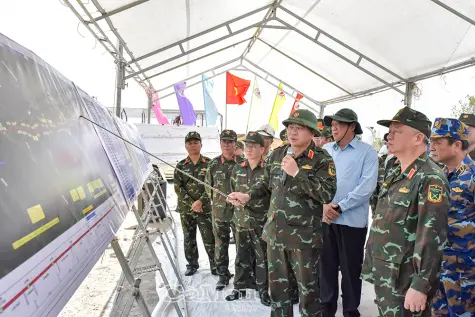 Thứ trưởng Bộ Quốc phòng khảo sát các công trình trọng điểm tại Cà Mau