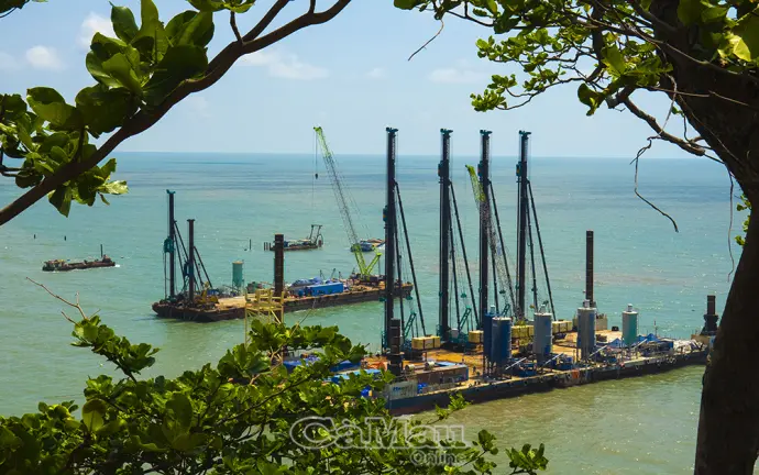 Trên công trường cầu vượt biển và Cảng tổng hợp lưỡng dụng Hòn Khoai