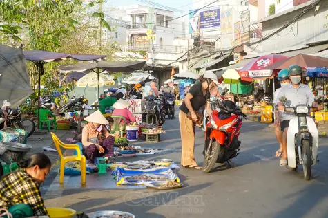 Lòng đường bị lấn chiếm, tiểu thương bức xúc