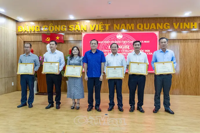 Khen thưởng tổ chức, cá nhân trong hệ thống Mặt trận có thành tích xuất sắc trong công tác bầu cử