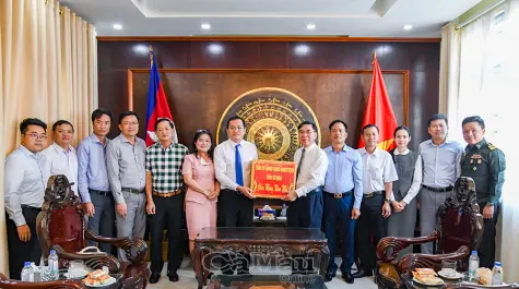 Đoàn công tác tỉnh Cà Mau thăm Tổng Lãnh sự quán Việt Nam tại Sihanoukville (Vương quốc Campuchia)