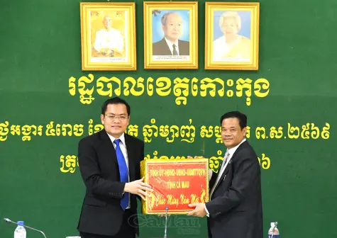 Đoàn cán bộ tỉnh Cà Mau thăm, chúc Tết Chôl Chnam Thmây tại Koh Kong (Campuchia)