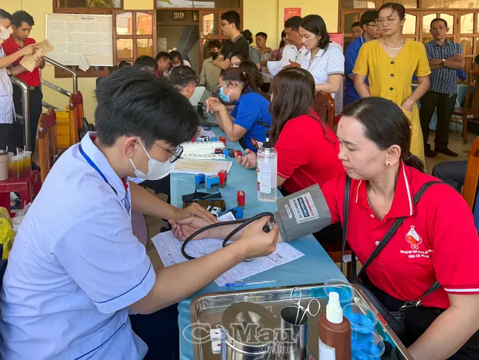 Gần 400 đơn vị máu được hiến tặng trong Ngày toàn dân hiến máu tình nguyện