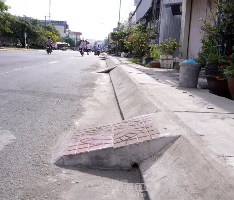 Bó vỉa cao trên Quốc lộ 1: Gây khó cho dân, tiềm ẩn rủi ro giao thông