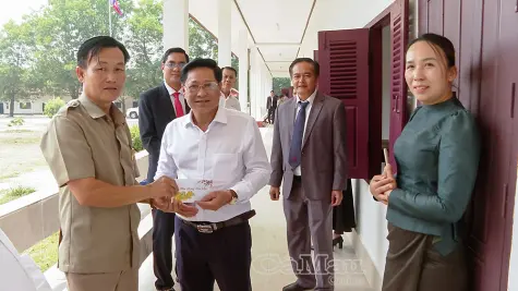 Đoàn công tác tỉnh Cà Mau thăm Trường Hữu nghị Lào - Việt