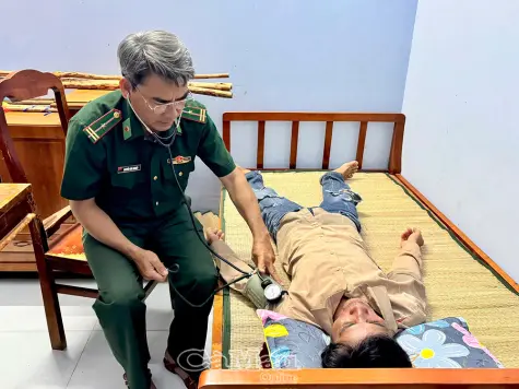 Đồn Biên phòng Tân Tiến kịp thời ứng cứu 2 thuyền viên trôi dạt trên biển