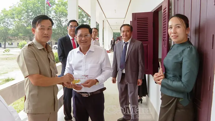 Đoàn công tác tỉnh Cà Mau thăm Trường Hữu nghị Lào - Việt