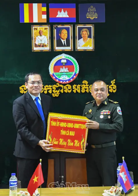 Đoàn công tác tỉnh Cà Mau thăm, chúc Tết tại Cục Phát triển, Bộ Quốc phòng Campuchia