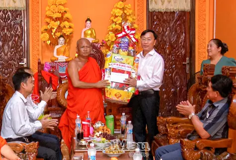 Lãnh đạo tỉnh thăm, chúc Tết Chôl Thnăm Chmây và tặng quà đồng bào Khmer