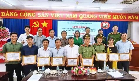Thí sinh Hứa Thanh Vủ đoạt giải Nhất cuộc thi tìm hiểu pháp luật về phòng, chống bạo lực học đường