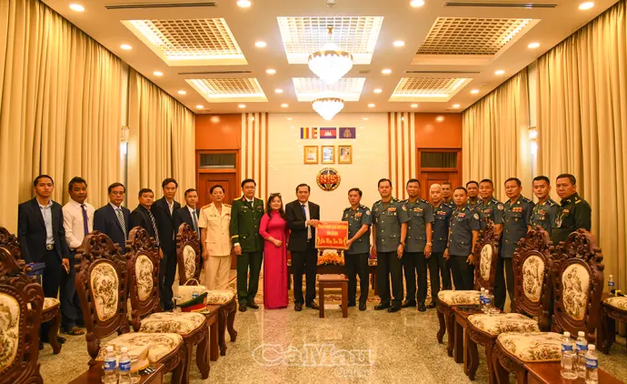 Đoàn công tác tỉnh Cà Mau thăm, chúc tết Chôl Chnăm Thmây các đơn vị quân đội tại Campuchia