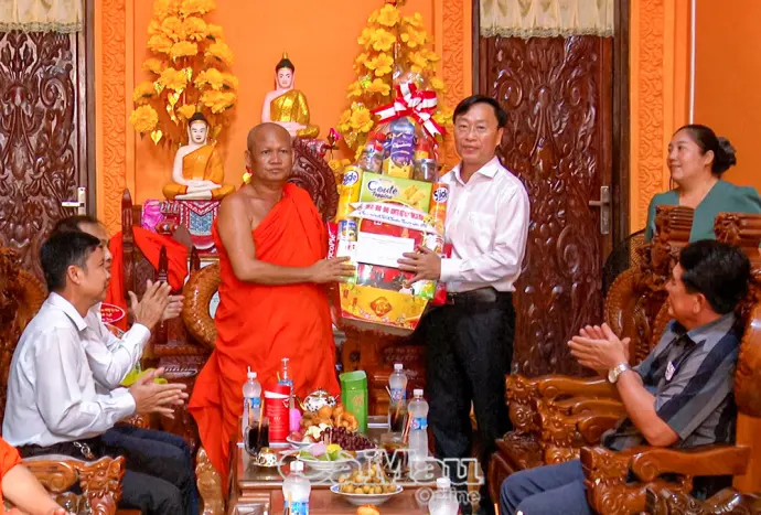 Lãnh đạo tỉnh thăm, chúc Tết Chôl Thnăm Chmây và tặng quà đồng bào Khmer