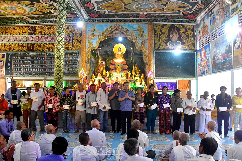 Thứ trưởng Bộ Dân tộc và Tôn giáo Y Thông thăm, chúc tết Chôl Chnăm Thmây đồng bào Khmer tại Cà Mau