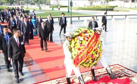 Thường trực Ban Bí thư Trần Cẩm Tú dâng hoa tại Tượng đài Hữu nghị Campuchia - Việt Nam ở Phnom Penh