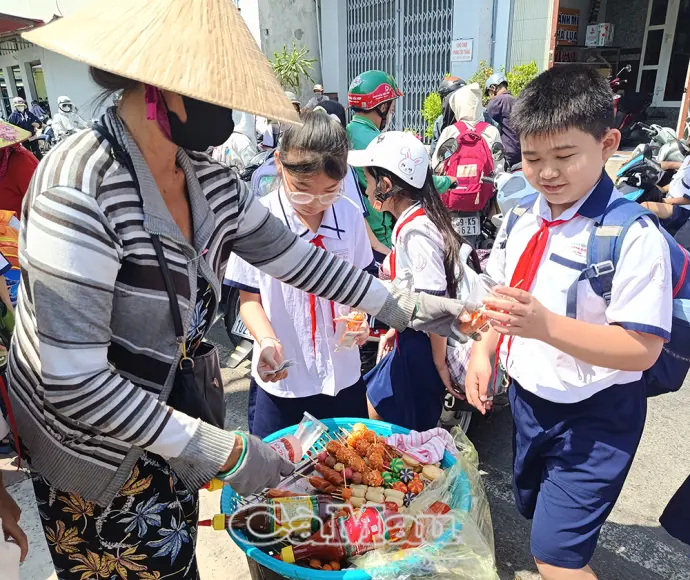 Cảnh báo nguy cơ ngộ độc thực phẩm từ hàng quán trước cổng trường