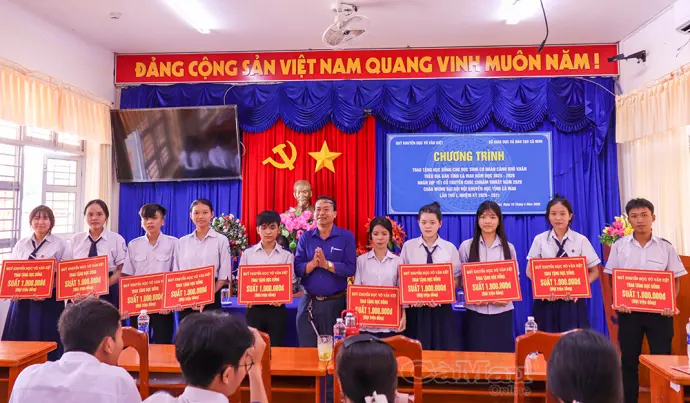 Trao 60 suất học bổng cho học sinh dân tộc Khmer hoàn cảnh khó khăn