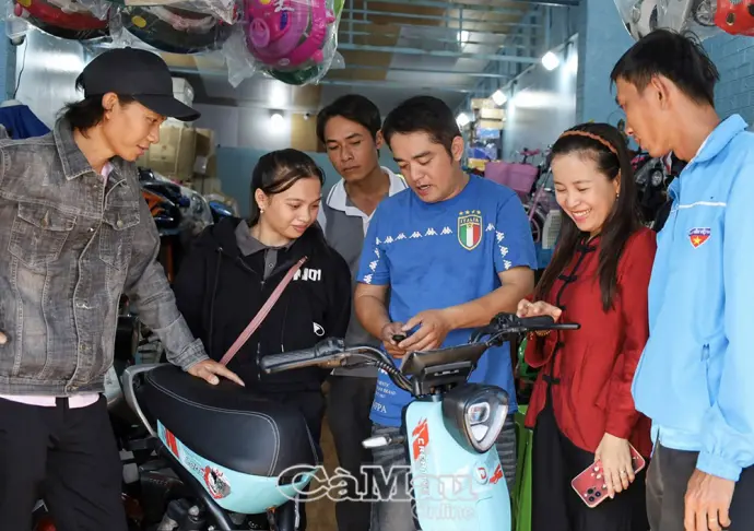 Chiếc xe đạp điện chở ước mơ đến trường của em Biện Huỳnh Châu