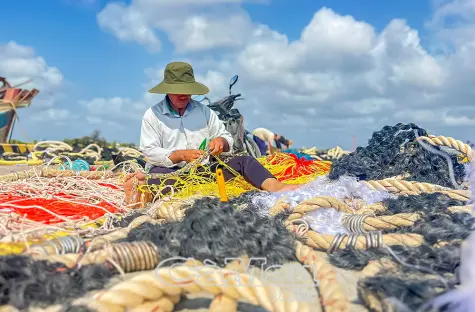 Cần mẫn nghề vá lưới